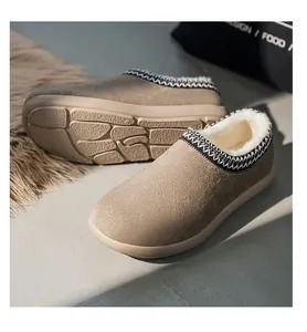 Détail de chaussures d'hiver en daim pour hommes avec doublure en fausse fourrure blanche.