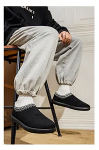 Vue lifestyle des mocassins d'hiver en daim pour hommes avec élégante broderie ethnique