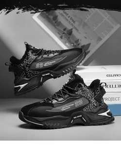 Scarpe sportive invernali da uomo alte foderate in pile con suola spessa nera.