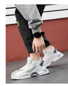 Dettaglio delle sneakers alte bianche invernali da uomo con fodera in pile