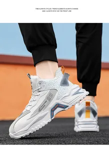 Vista dettagliata delle sneakers invernali alte bianche da uomo con fodera in pelliccia
