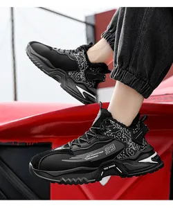 Dettaglio delle sneakers alte nere calde con fodera in pile e suola alla moda spessa