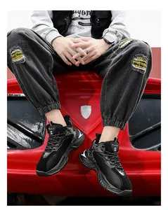 Primo piano di sneakers alte invernali nere foderate in pile da uomo su sfondo rosso
