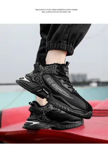Primo piano di sneaker invernali alte nere da uomo con calda fodera in ecopelliccia