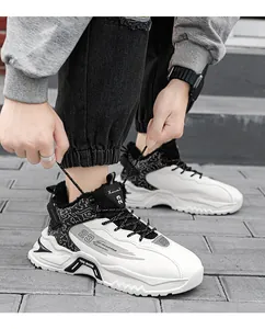 Vista dettagliata di sneakers alte bianche con calda fodera in peluche allacciate