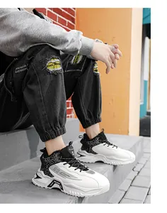 Dettaglio delle sneakers invernali alte bianche da uomo con suole spesse