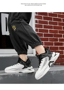 Dettaglio scarpe dad alte da uomo con fodera in pile per l'inverno