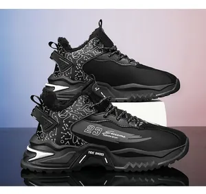 Dettaglio di sneaker invernali alte nere con fodera in pile e logo 23
