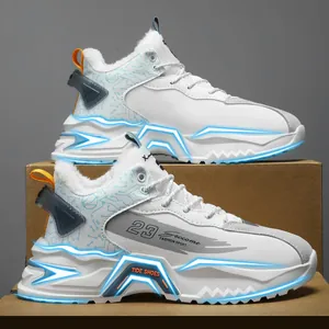 Sneakers invernali alte bianche con calda fodera in pile e suola luminosa.