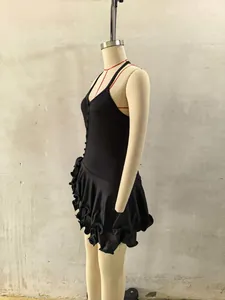 Vue de côté d'une robe dos nu noire moulante avec ourlet à volants sur mannequin