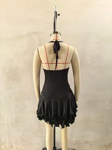 Vue arrière d'une robe dos nu noire avec un ourlet à volants sur un mannequin de couture.