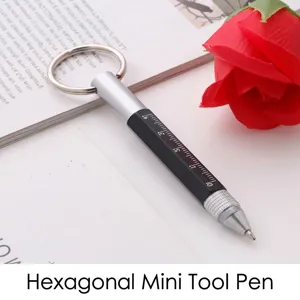 Détail macro d'un stylo-outil hexagonal en aluminium avec règle et anneau de clé robuste