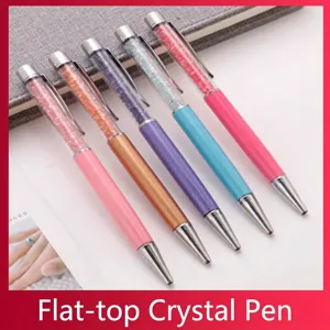 Détail de cinq stylos à bille en aluminium remplis de cristaux aux couleurs métallisées.