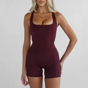 Detailansicht eines burgunderfarbenen ärmellosen Yoga-Tops mit passenden Shorts an einem Model