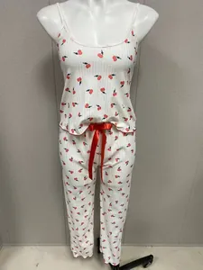 Conjunto de pijama de dos piezas blanco con estampado de cerezas y top de tirantes.