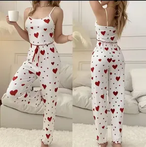 Vista frontal y trasera del pijama blanco de tirantes para mujer con lindos corazones