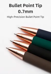 Gros plan sur les pointes de stylo à bille de précision 0,7 mm sur stylos de luxe.