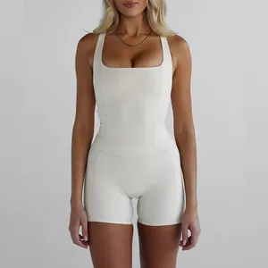 Vollansicht eines cremefarbenen Yoga-Sets mit quadratischem Ausschnitt und Radlerhose