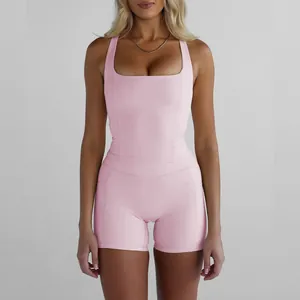 Frontansicht eines rosa dehnbaren Yoga-Tanktops und Shorts-Fitness-Sets an einem Modell