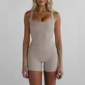 Detail eines beigen Yoga-Sets mit eckigem Ausschnitt und engen Shorts am Modell.