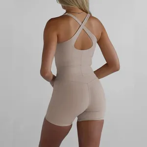 Rückenansicht eines beigen Yoga-Sets mit gekreuztem Sport-Top und passenden Shorts