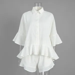 Ensemble deux pièces blanc élégant avec chemise à volants et short assorti pour l'été