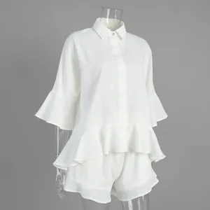 Vue latérale de l'ensemble deux pièces blanc avec chemise à volants