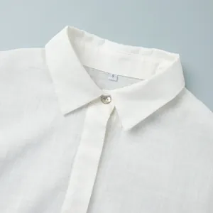Vue détaillée du col d'une chemise en lin blanc avec bouton et texture du tissu