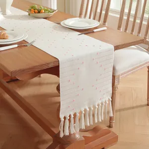 Chemin de table style américain minimaliste avec broderie rose et glands décoratifs