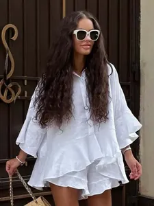 Vue détaillée d'une chemise blanche à volants et d'un short assorti sur un modèle