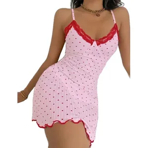 Camisón rosa sexy con estampado de corazones, corte ajustado y encaje rojo en escote en V para mujer