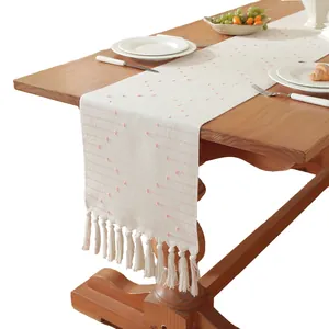 Élégant chemin de table blanc de style américain avec broderie rose et glands décoratifs