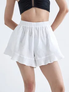 Détail de près d'un short blanc en lin à volants avec une taille élastique confortable