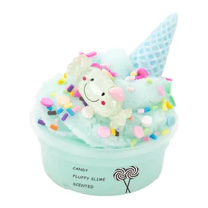 Vue détaillée du slime duveteux parfumé avec des paillettes colorées et un charme de bonbon