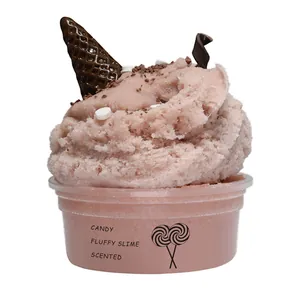 Slime de soie rose parfumé et moelleux avec des garnitures de glace au chocolat