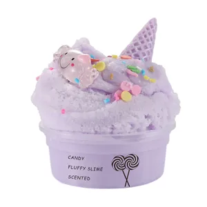 Vue détaillée du slime nuage violet parfumé avec des breloques de bonbons et des paillettes
