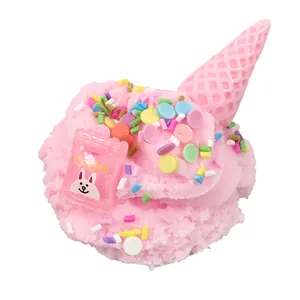 Vue macro détaillée du jouet de glace en slime rose avec des pépites colorées et un cône