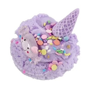 Détail de la texture d'un slime de soie violet avec cône de glace et charmes de bonbons