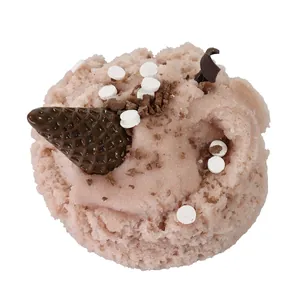 Gros plan macro de slime de soie rose moelleux avec éclats de chocolat et décorations