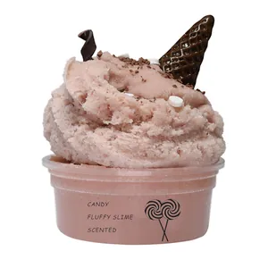 Slime parfumé à la crème glacée rose avec des garnitures au chocolat en pot