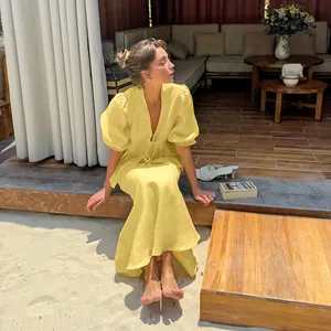 Detailansicht des gelben Sommeroutfits mit V-Ausschnitt-Oberteil und Puffärmeln