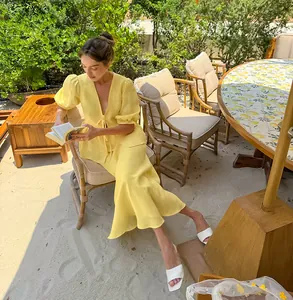 Schickes gelbes Sommer-Zweiteiler-Outfit mit V-Ausschnitt, Puffärmeln und Midi-Rock
