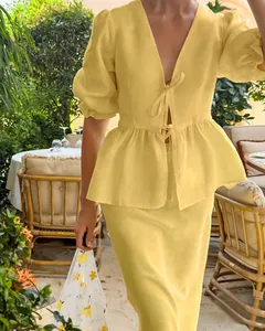 Elegantes gelbes Sommer-Leinen-Set mit V-Ausschnitt, Puffärmeln und passendem Rock