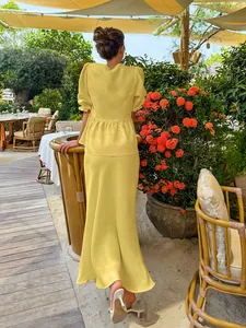 Elegantes gelbes Sommer-Zweiteiler-Set mit Puffärmel-Oberteil und fließendem Midirock