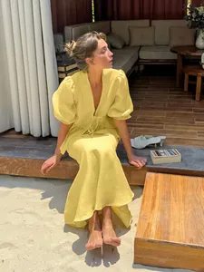 Elegantes gelbes Sommer-Resort-Set mit V-Ausschnitt Puffärmel Top und Midi-Rock