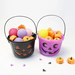 Détail de seaux de citrouille d'Halloween violets et noirs avec ornements colorés