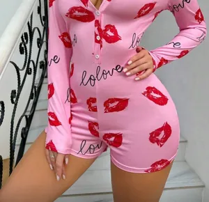 Vue détaillée d'une barboteuse rose pour femme avec imprimés lèvres rouges et motifs love