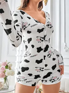 Détail d'une grenouillère pour femme à imprimé vache avec de jolies illustrations