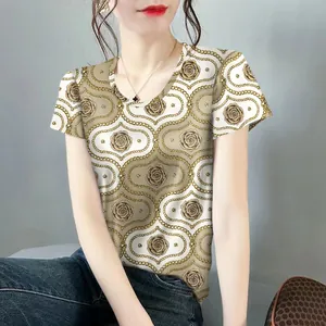 Detailansicht eines leichten Damen-T-Shirts aus Seide mit Vintage-Blumen- und Kettenmuster