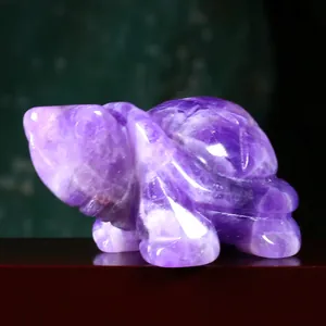 Vue latérale détaillée d'une figurine de tortue en améthyste naturelle violette